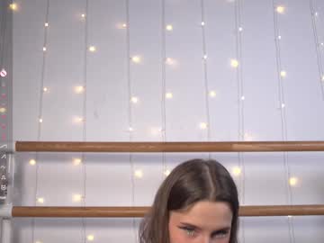 girl
        happynewdear cam image #5884279