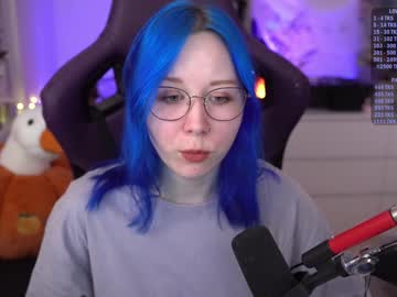 girl
        blue_mooncat cam image #5360801