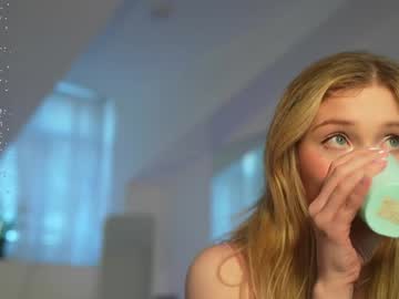 girl
        april_blush cam image #4678755