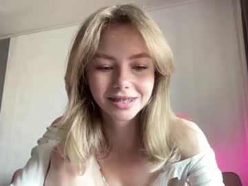 girl
        elli_harmon cam image #1748556