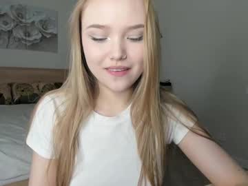 girl
        flooora_0 cam image #6722585