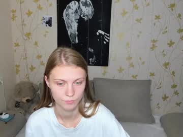 girl
        phoebepaw cam image #4504260