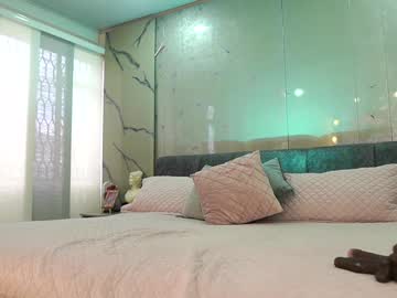 girl
        nina_mon cam image #5323420