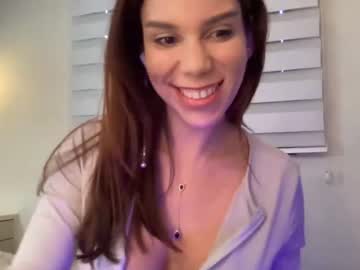 girl
        yourbonie cam image #1330175