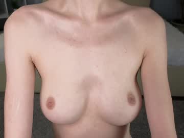 girl
        lauratanguy cam image #5382465