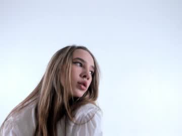 girl
        milana_gross cam image #1505138