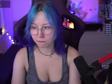 girl
        blue_mooncat cam image #4715618