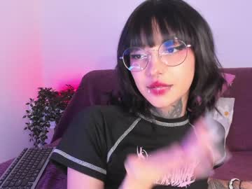girl
        breeding_material cam image #4125558
