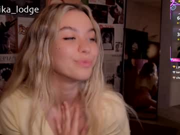 girl
        nika_lodge cam image #6668553