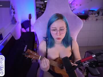 girl
        blue_mooncat cam image #4118930