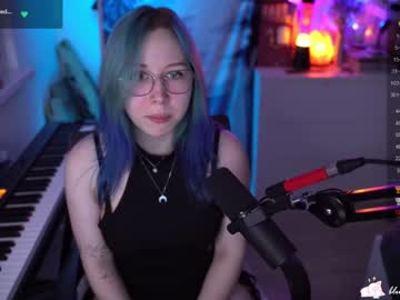 girl
        blue_mooncat cam image #2676866
