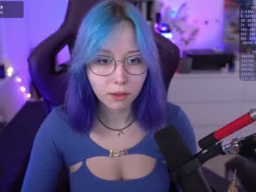 girl
        blue_mooncat cam image #4736674
