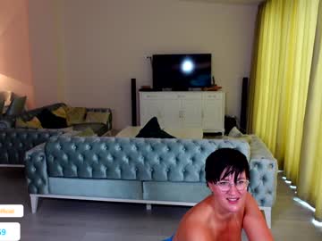 girl
        curvyjules69 cam image #1747747