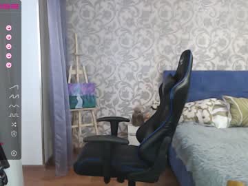girl
        katy_may cam image #1640906