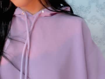 girl
        gummy_bear7 cam image #799432