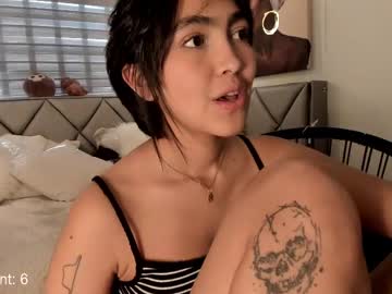 girl
        luucy___ cam image #6553895