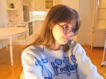girl
        edithbrucker cam image #4807678