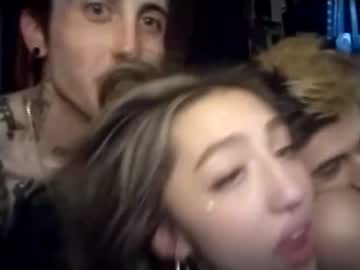 couple
        whattimeitis cam image #1223089