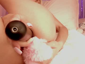 girl
        bella_adams_ cam image #933899