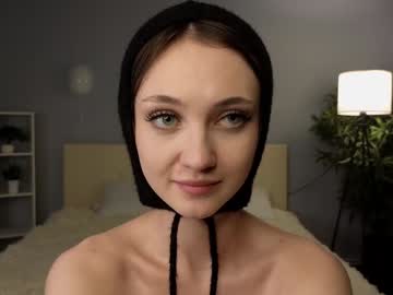 girl
        lauratanguy cam image #5680385