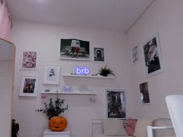 girl
        chloe_holzmann cam image #105800