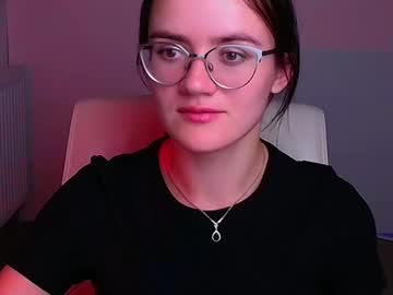 girl
        ketrin_pirsss cam image #5139339