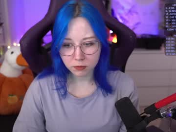 girl
        blue_mooncat cam image #5360430