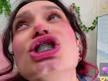 girl
        breeding_material cam image #6267089
