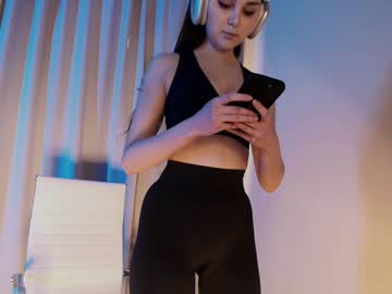 girl
        hollyextra cam image #6775145