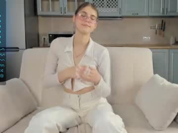 girl
        gellykliar cam image #2744682