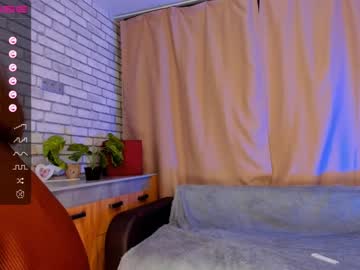girl
        carolynjacquelins cam image #319840