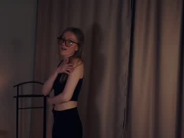 girl
        rowenacroyle cam image #6124373
