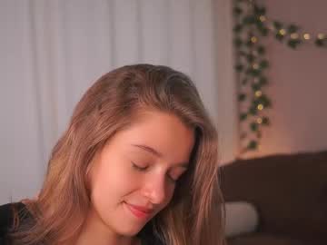 girl
        little_poetry cam image #6811298