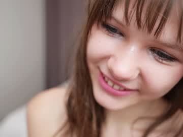 girl
        little_lola18 cam image #5073625