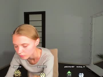 girl
        phoebepaw cam image #5058435