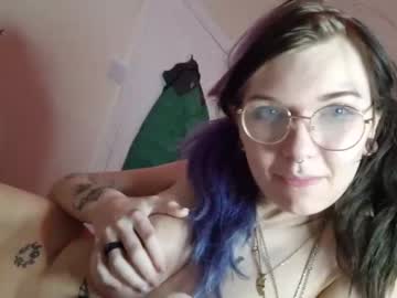 girl
        lizzyylovesick cam image #4263408
