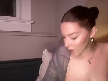 girl
        novavangogh cam image #6370599