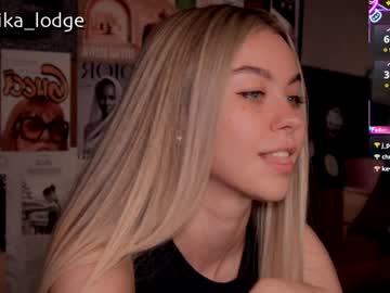girl
        nika_lodge cam image #6639765
