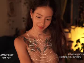 girl
        effylowell_ cam image #2829480