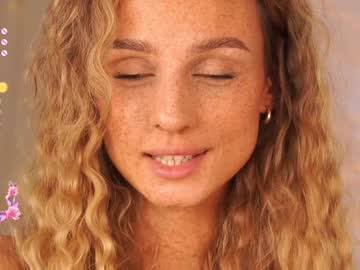 girl
        artease cam image #5586632
