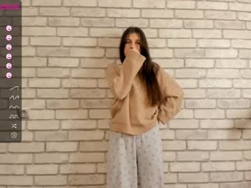 girl
        carolynjacquelins cam image #297761