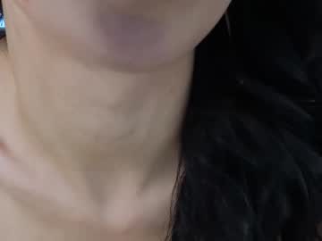 girl
        yononeey cam image #4843727