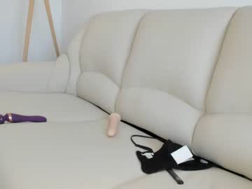 girl
        inocent_student17 cam image #2272376