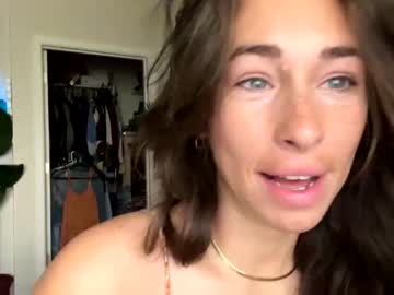 girl
        monstrumologist cam image #1383134