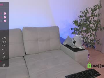 girl
        lonelyflowerr cam image #2552285
