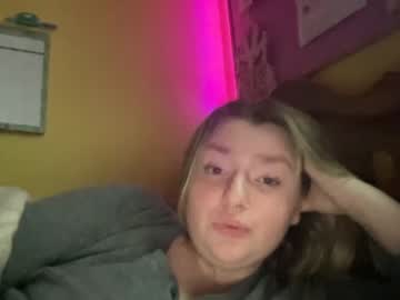 girl
        mommymars9871 cam image #1345159