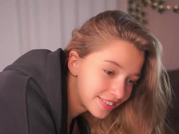 girl
        little_poetry cam image #6811394