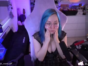 girl
        blue_mooncat cam image #4009472