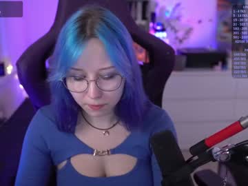 girl
        blue_mooncat cam image #4737352