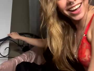 girl
        mimiversace cam image #3475758